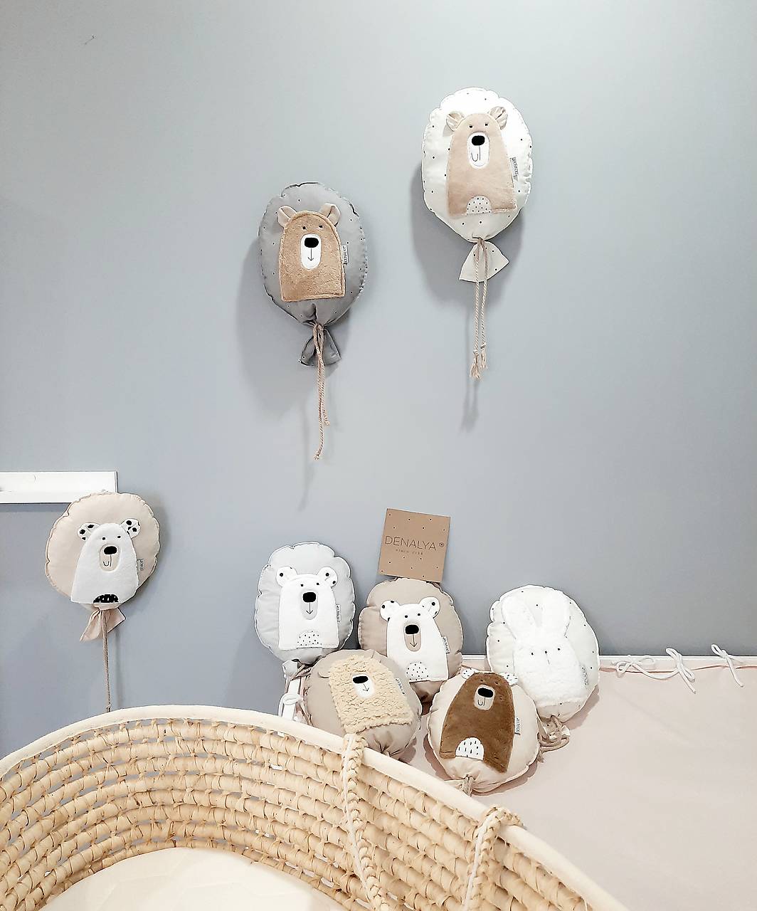 Balón na stenu čierne bodky na šedej s béžovým mackom 