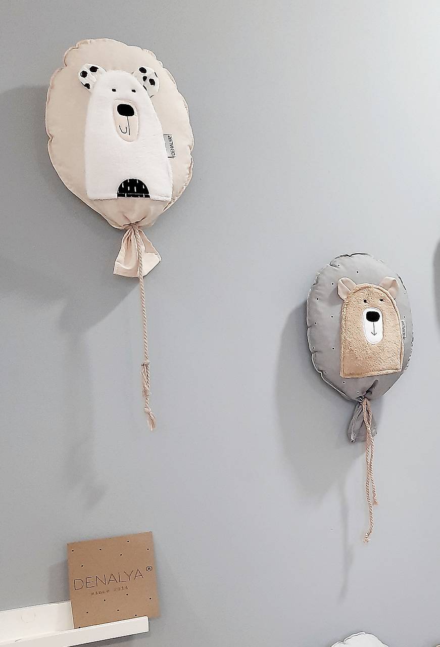 Balón na stenu čierne bodky na šedej s béžovým mackom 