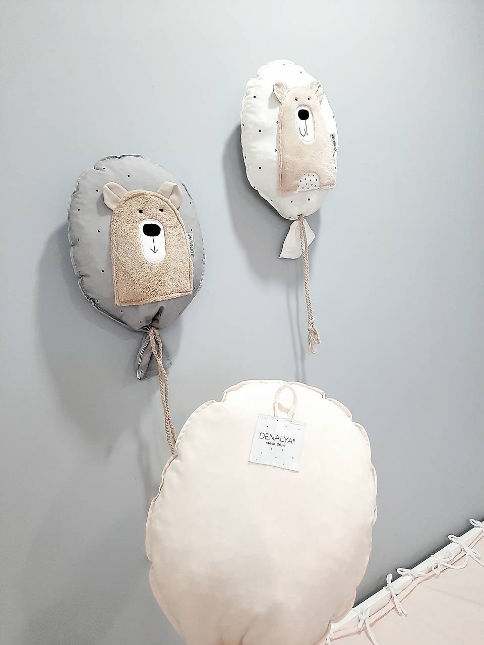 Balón na stenu čierne bodky na šedej s béžovým mackom 
