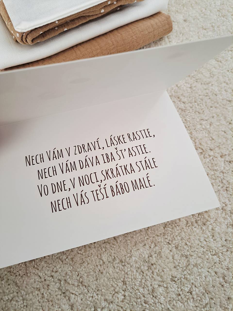 Darček k narodeniu bábätka s venovaním, darčeková sada šedá