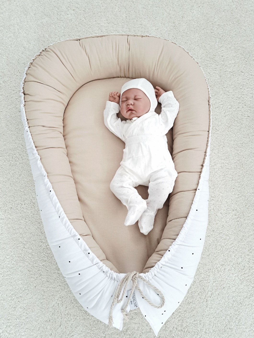 Hniezdo pre bábätko – bodky a latte