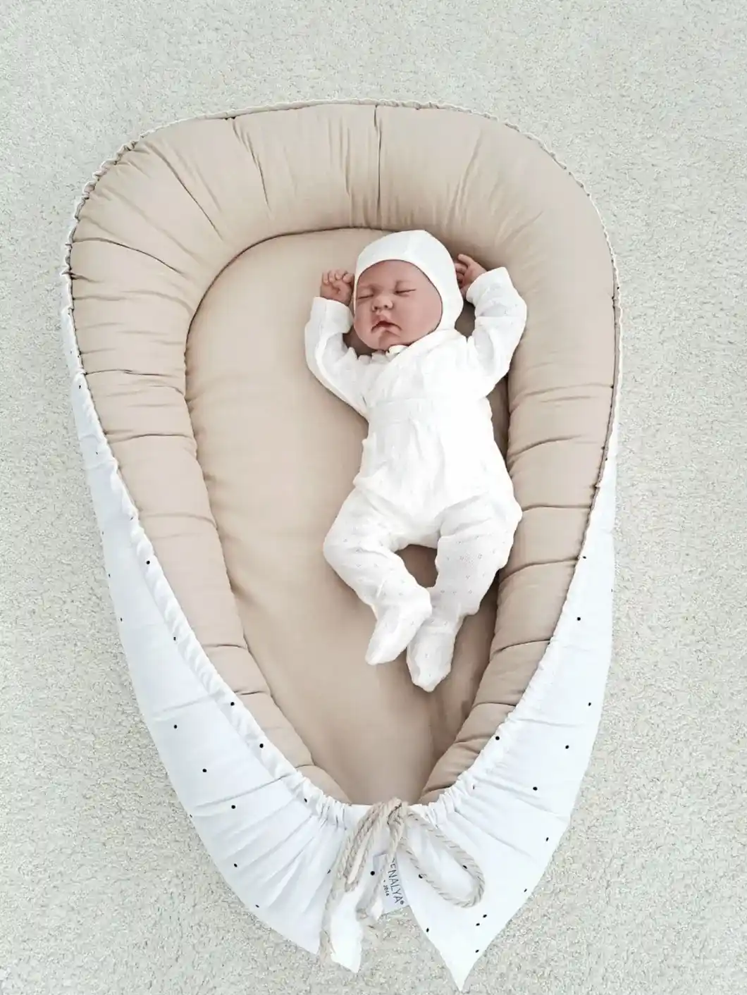 Hniezdo pre bábätko – bodky a latte