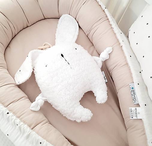 Detská šitá hračka zajko s hrkálkou – off white baranček