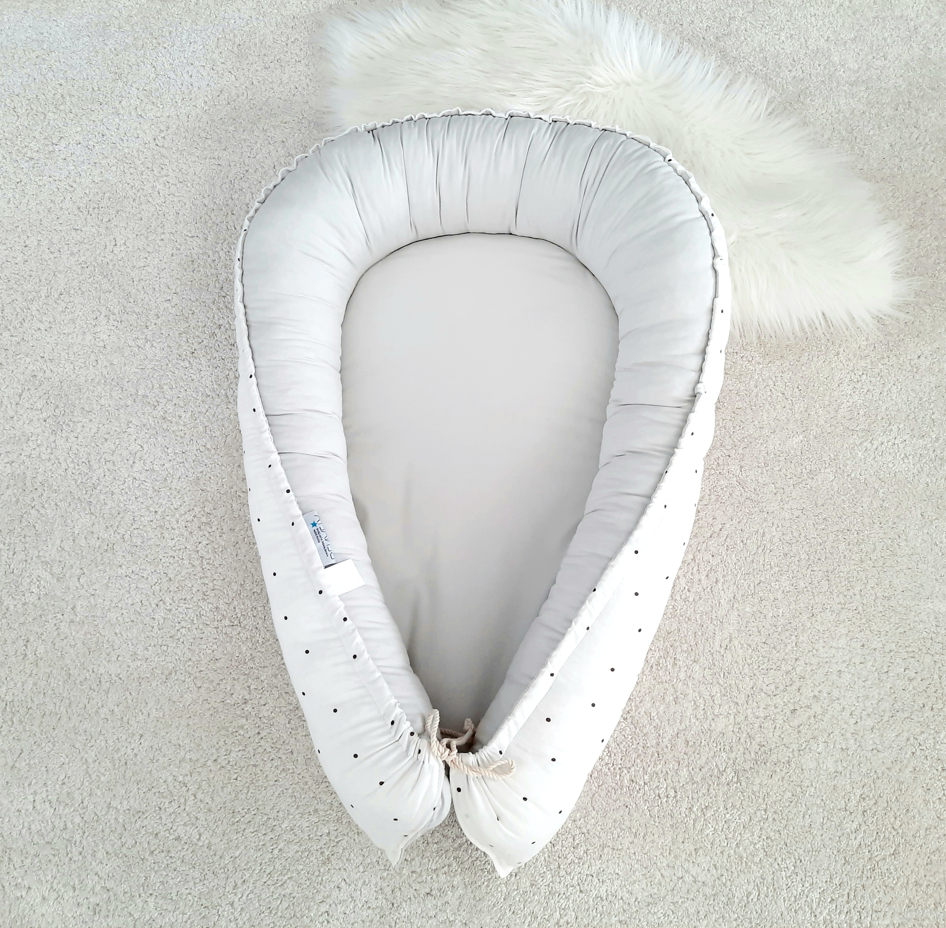 Hniezdo pre bábätko – bodky a šedá