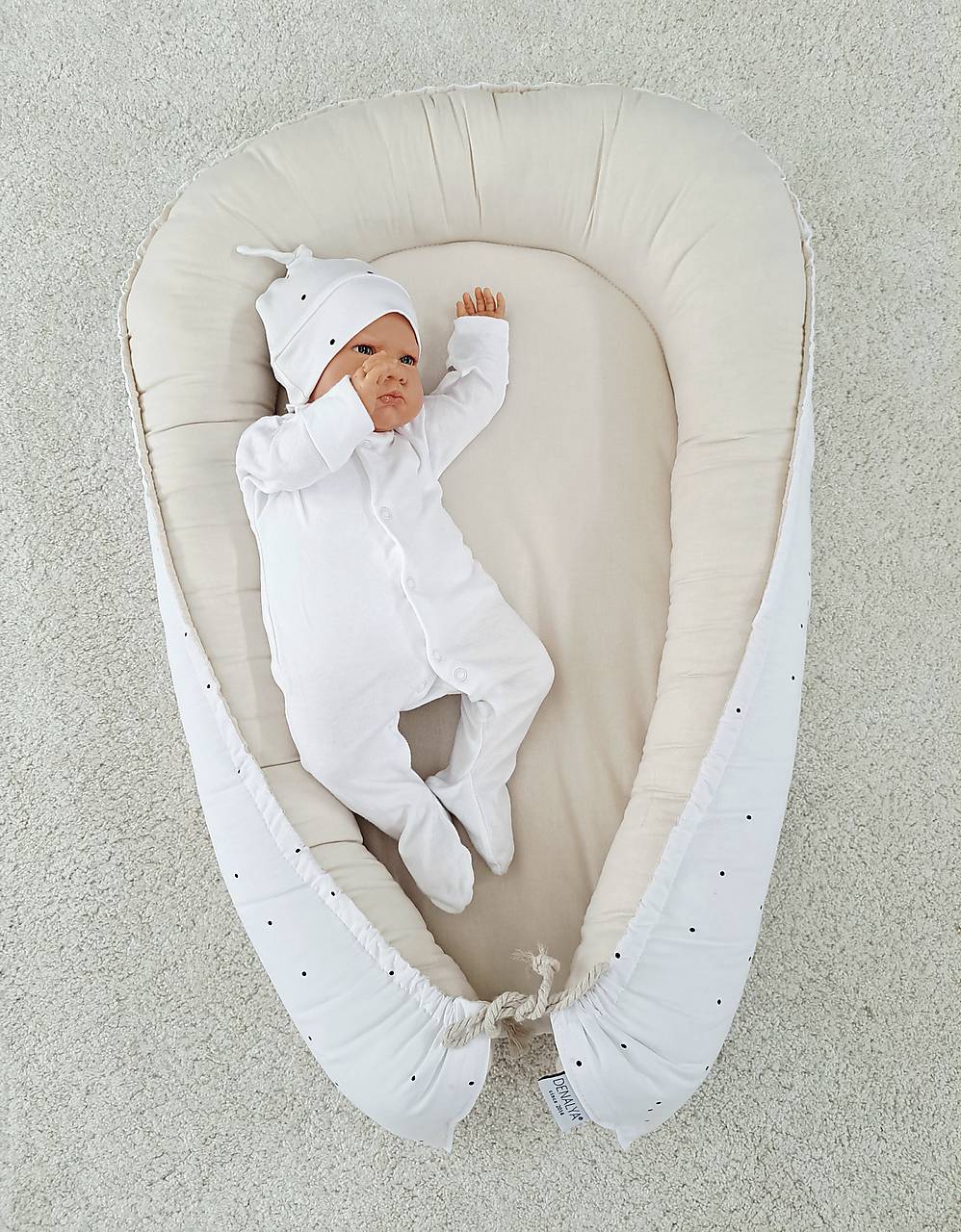 Hniezdo pre bábätko – bodky a krémová