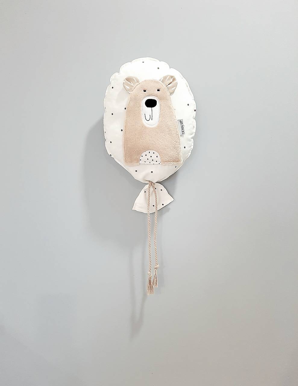 Balón na stenu bodky s béžovým mackom
