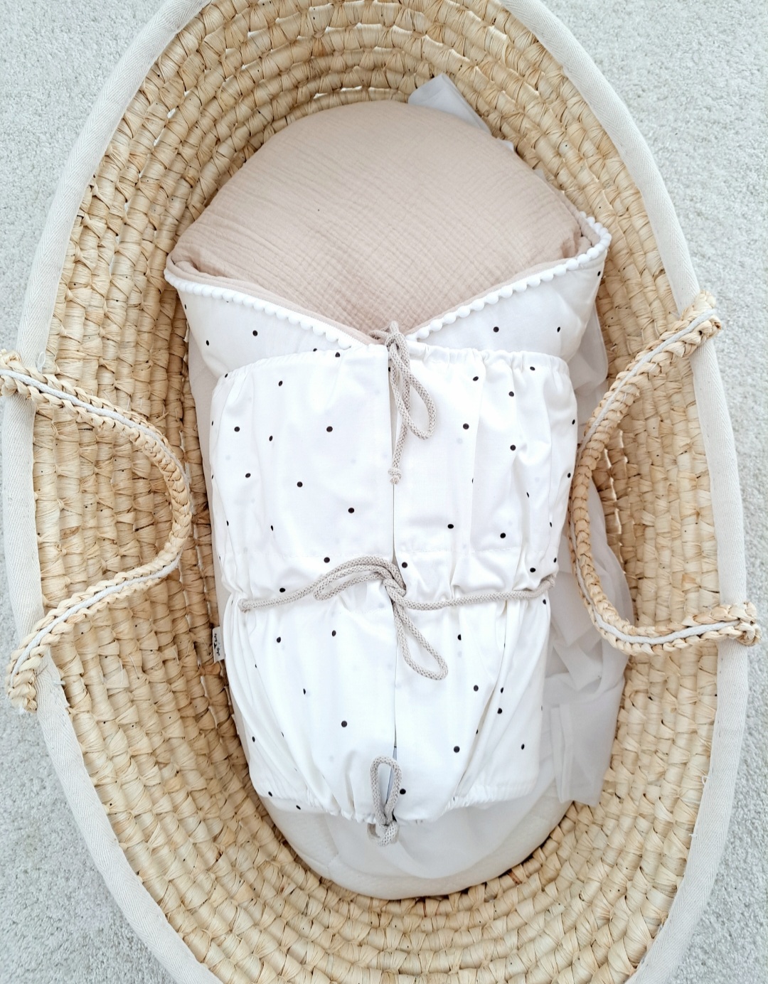 Mušelínová šnurovacia zavinovačka – bodkovaná s lemovaním