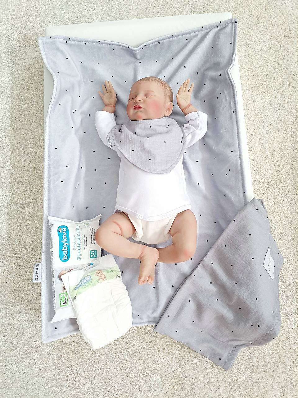 Nepremokavá podložka pre bábätko čierne bodky na šedej PUL / fleece