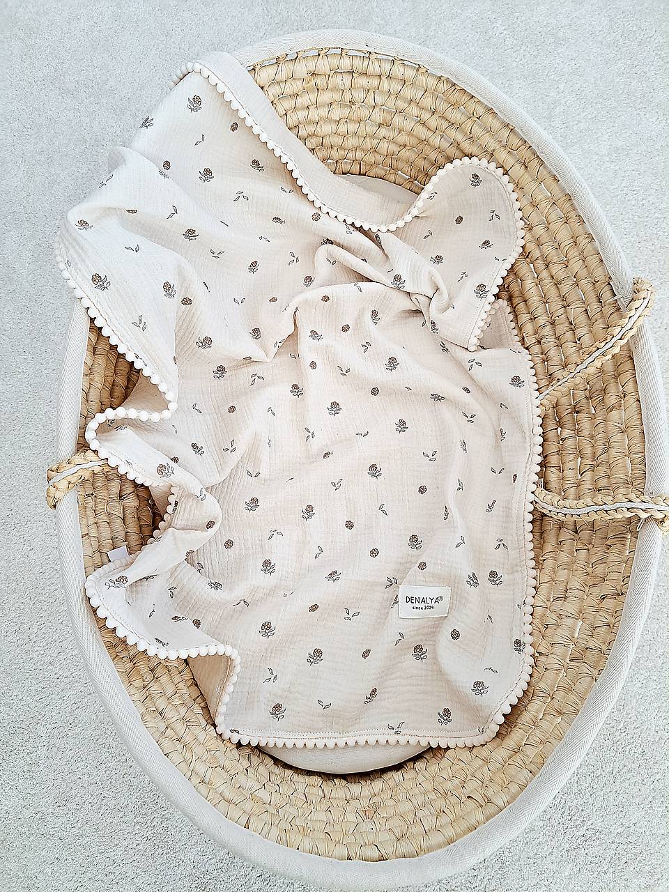 Letná mušelínová deka pre bábätko – kvety na béžovej