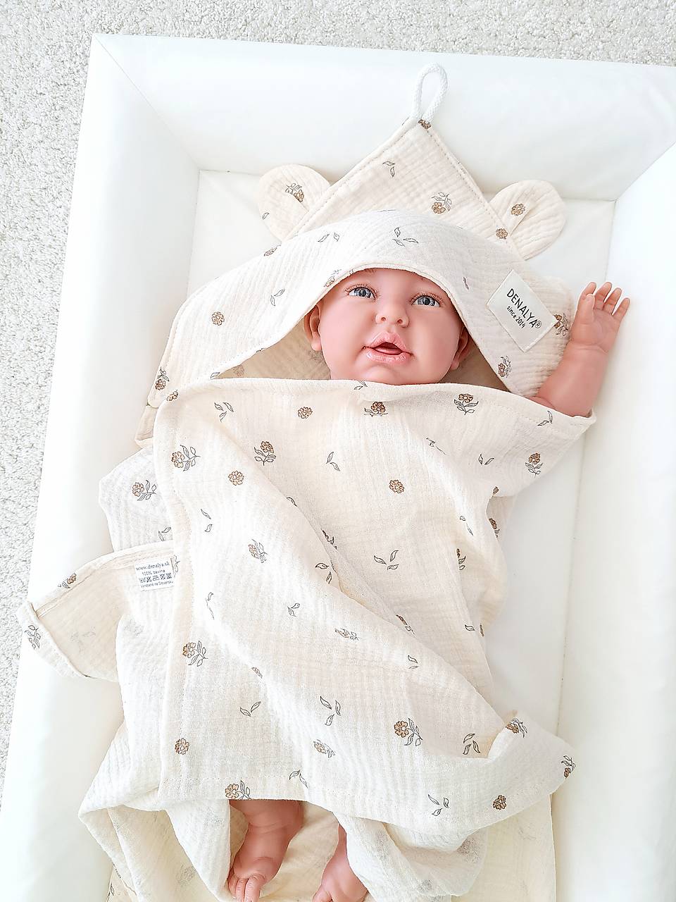 Mušelínová osuška s kapucňou pre bábätko – kvety na béžovej