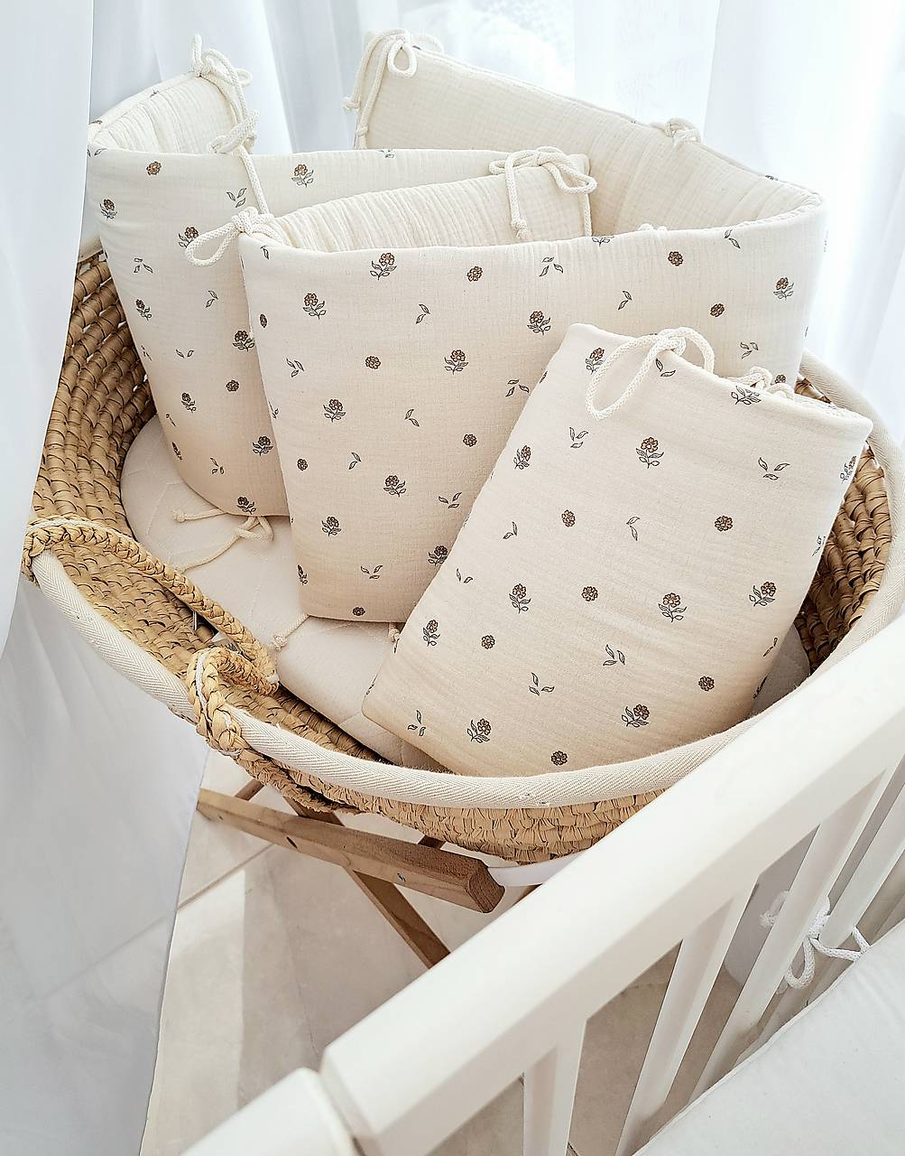 Mušelínový mantinel do detskej postieľky – kvety na béžovej