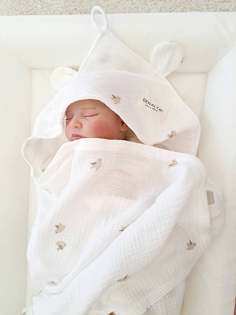 Mušelínová osuška s kapucňou pre bábätko – vtáčiky na off white
