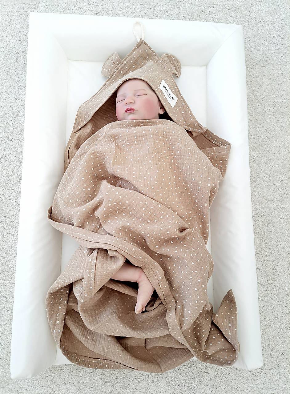 Mušelínová osuška s kapucňou pre bábätko – kakaová