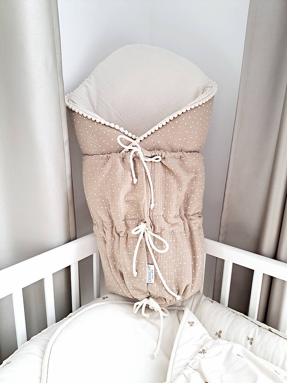 Mušelínová šnurovacia zavinovačka – kakaová s lemovaním