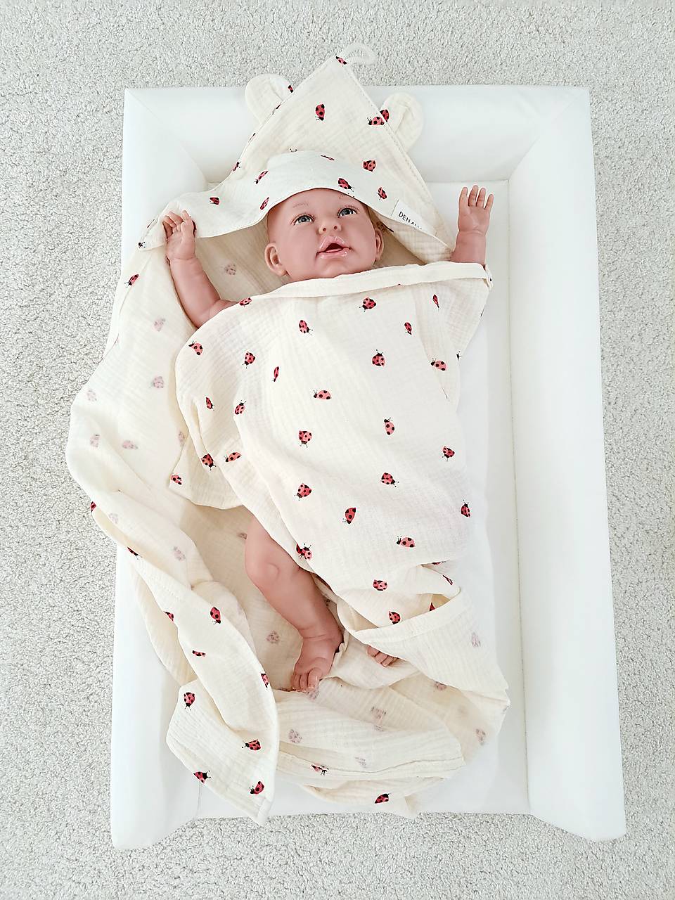 Mušelínová osuška s kapucňou pre bábätko – lienky na krémovej