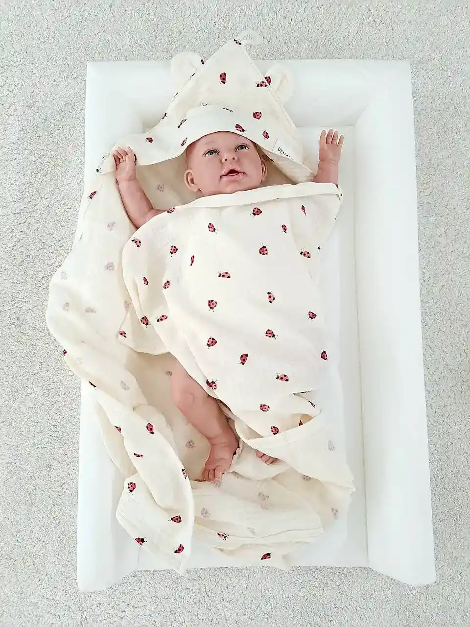 Mušelínová osuška s kapucňou pre bábätko – lienky na krémovej