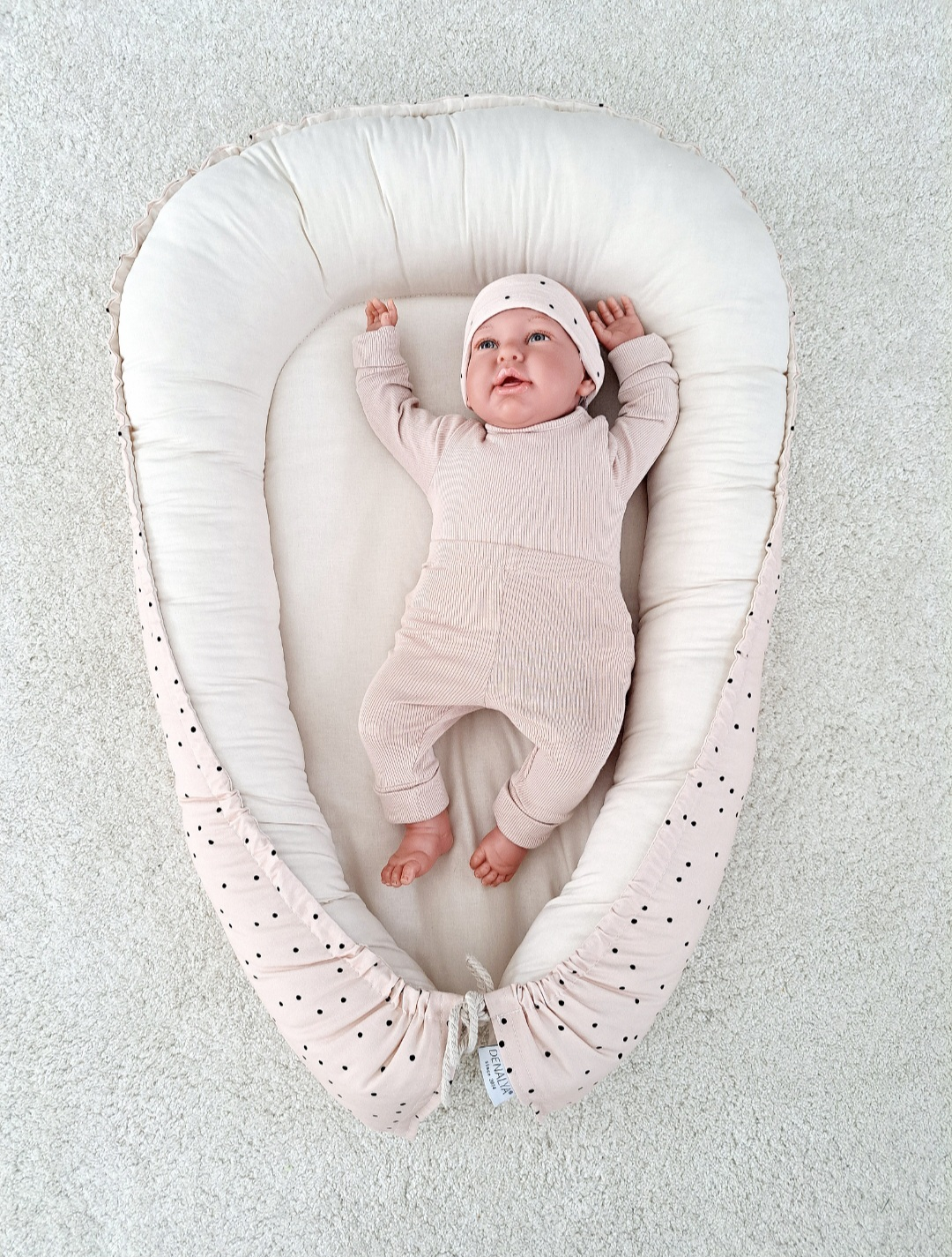 Hniezdo pre bábätko – bodky na marhuľovej a krémová