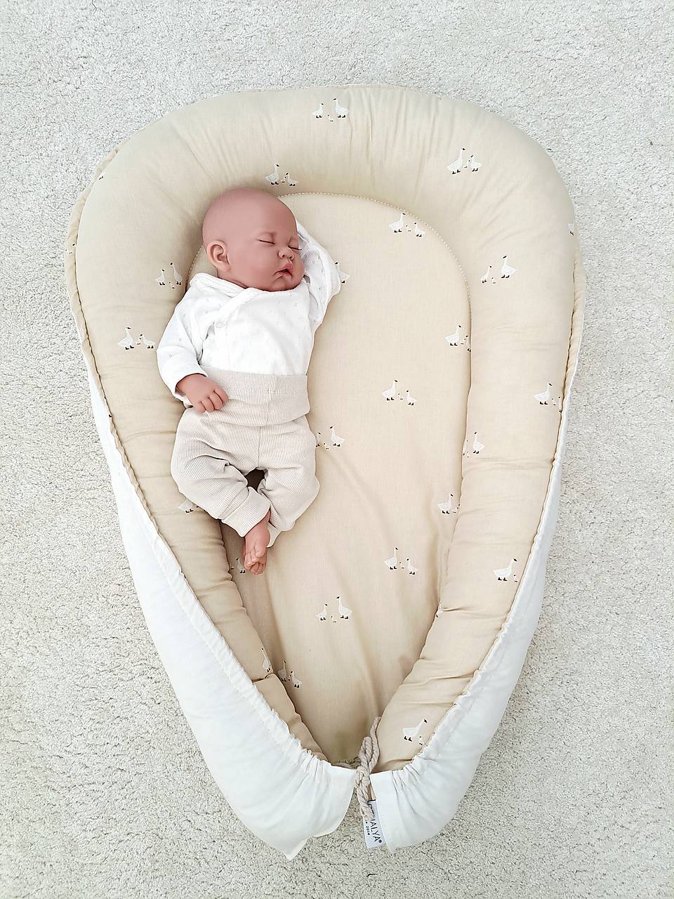 Hniezdo pre bábätko – vzor húsky a biela