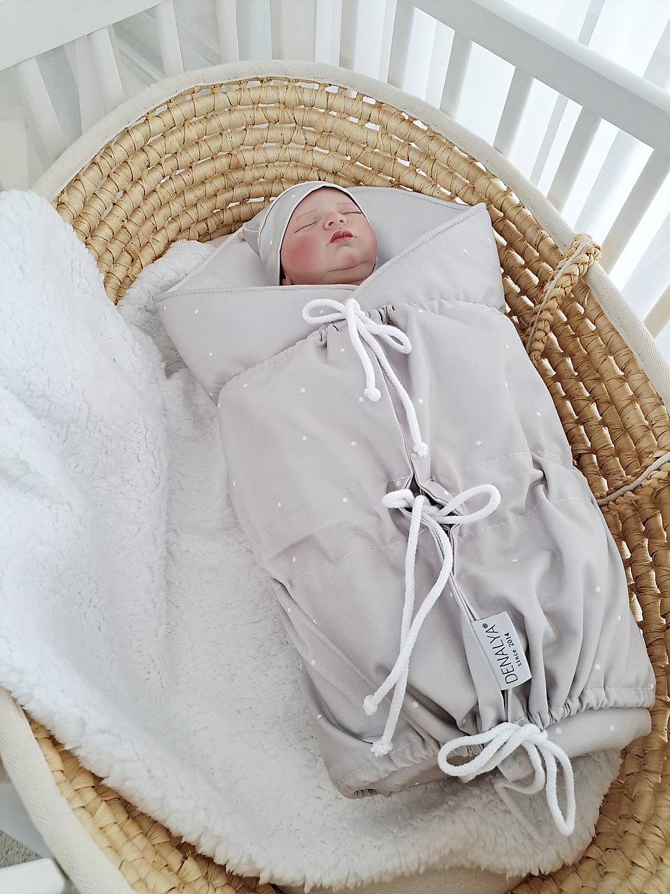 Zavinovačka pre bábätko s viazaním biele bodky na pieskovo šedej
