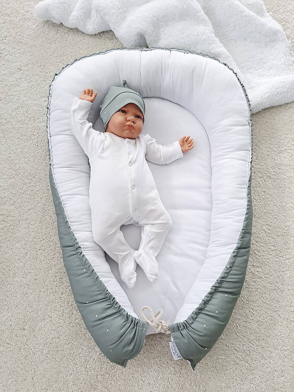 Hniezdo pre bábätko – bodky na dark mint