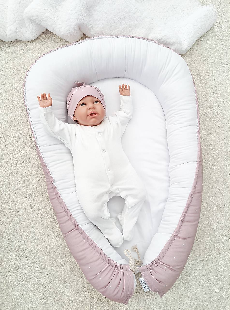 Hniezdo pre bábätko – bodky na pastel ružovej