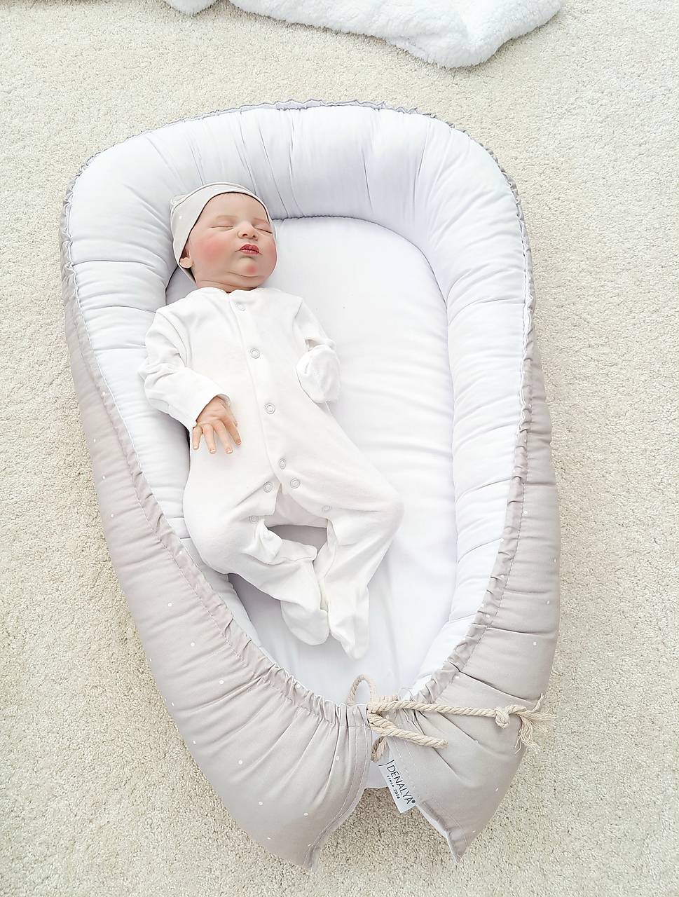 Hniezdo pre bábätko – bodky na pieskovej