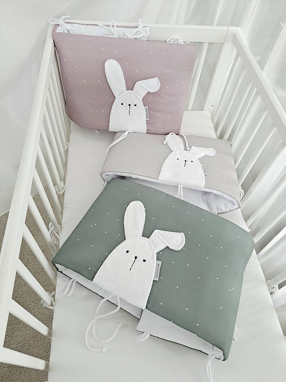Mantinel do detskej postieľky – s bielym zajkom